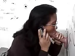 Gloryhole no baño para asiático pinto