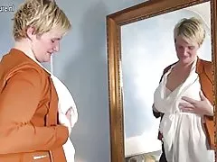 Tesón holandés ama de casa a xogar co seu xoguete