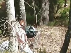 Tesón ruivo suízo muller ao aire libre tira e foda