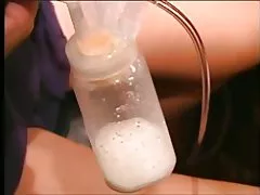 Sexy cabelos longos latina dobre bombas de leite do seu inchado seos