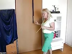 Oldnanny chubby madura con idade madura é xogar co bichano